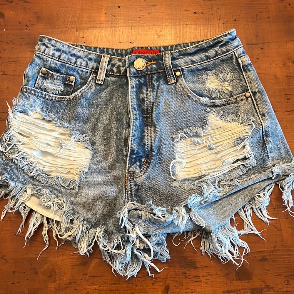 Signature 8 shorts